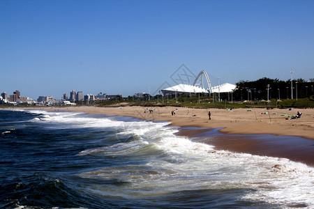 南非德班蓝湖海滩对城市天际的景图片