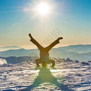 在山上玩雪的年轻人图片