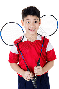 在羽毛球动作中快乐的亚洲男孩孤图片