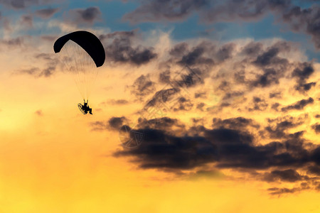 不明身份的天空跳伞降落伞图片
