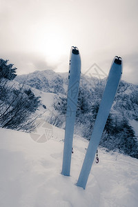 雪上山脊有对等的滑雪背图片