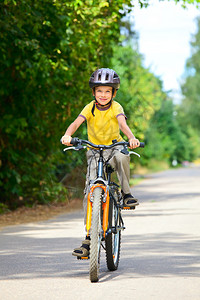 夏日骑自行车的小男孩图片