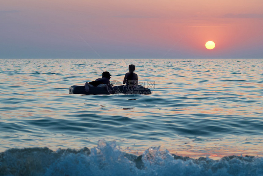 在海上日落的木筏上图片
