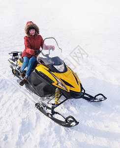 雪地摩托的女孩冬天的雪原图片