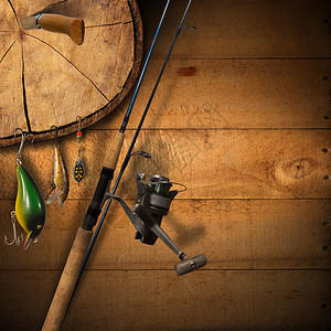 与渔具和刀子的木背景图片