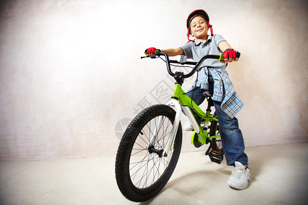 骑自行车的快乐男孩图片