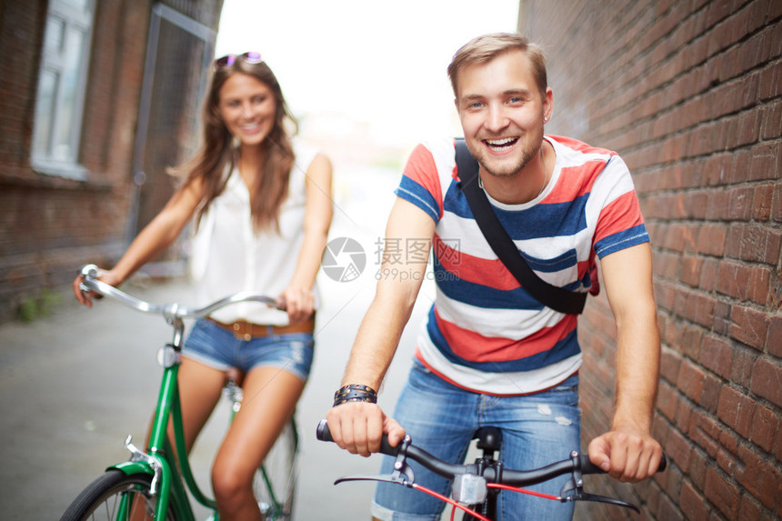 骑自行车快乐的年图片