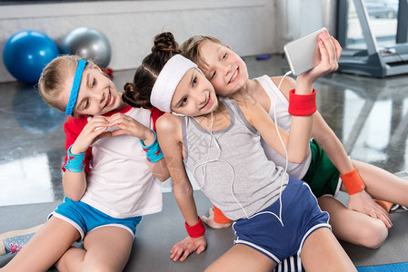 儿童体育学校概念儿童运动学校概念和在健身房用智能手机自拍的图片