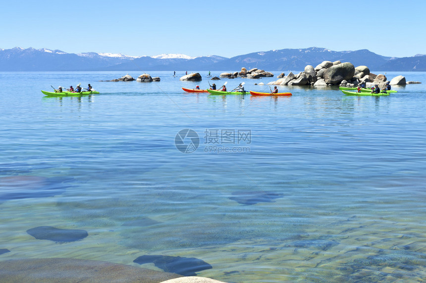 在加州Tahoe湖划图片