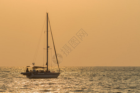 漂浮在日落天海的帆游艇轮光夏季图片