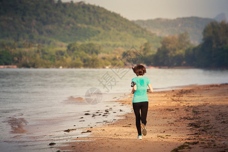 独自在沙滩上奔跑的女人图片