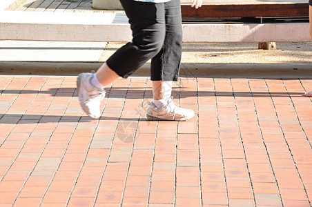 穿着运动鞋的胖女人腿脚慢图片