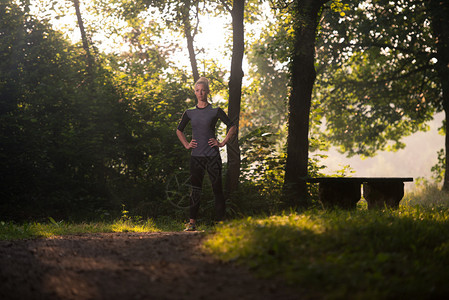 在树木繁茂的森林地区跑步的年轻女子为越野跑马拉松耐力训练和锻炼健身康图片