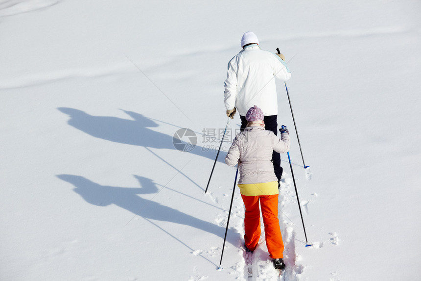 在冬季公园滑雪的图片