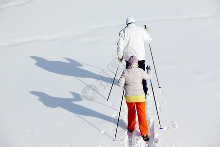 在冬季公园滑雪的图片