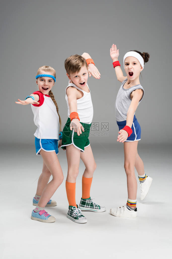 体育运动中可爱的运动型儿童站在一起图片