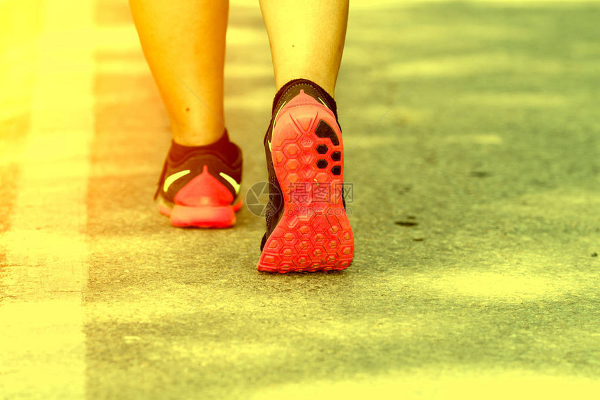 女健身日出慢跑运动健康概念在路边的图片