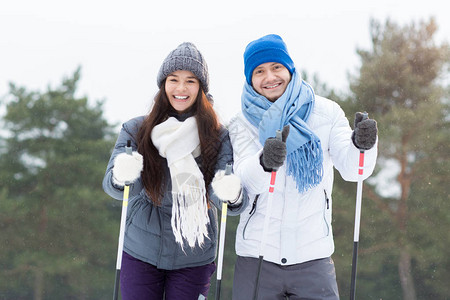 两个快乐的滑雪运动员在公园享受冬日一图片