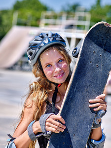 女孩坐在滑板公园里青少年女孩图片