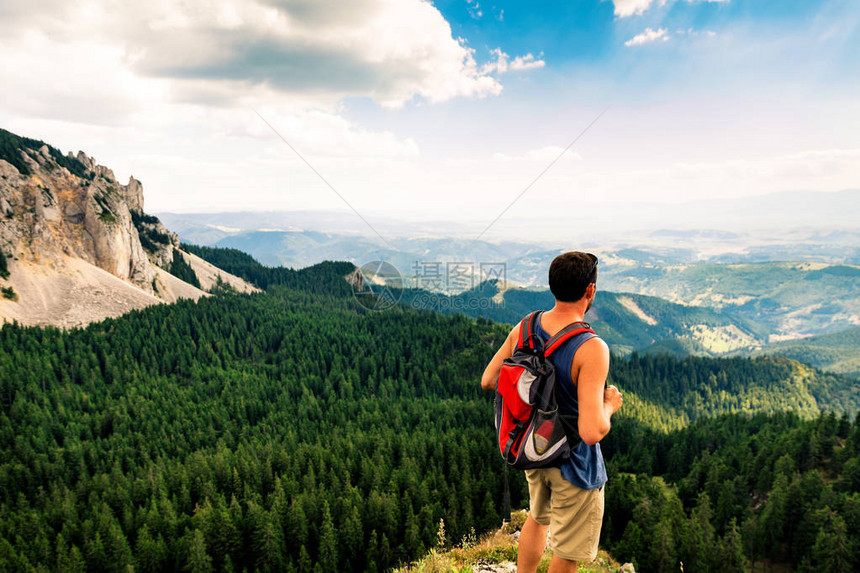 山顶的男徒步旅行图片