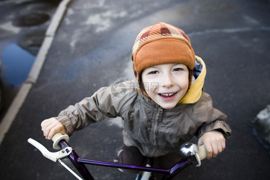 小可爱男孩骑自行车笑图片