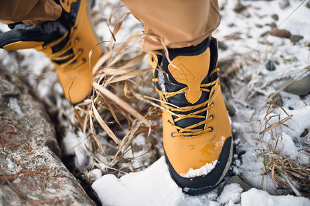 在雪上徒步或骑鞋近距离拍摄图片
