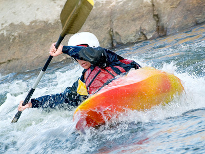 一个活跃的Kayaker图片