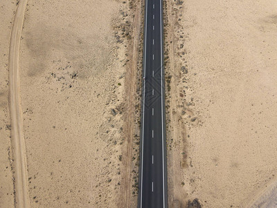 沙漠中一条道路的鸟瞰图图片