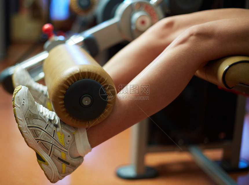 体育锻炼时女双腿的特写图片