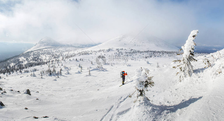 雪山地上滑雪登山冬季图片