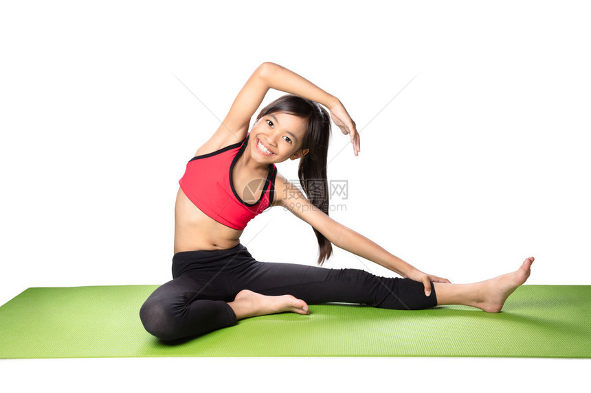 小亚洲女孩做健身锻炼图片