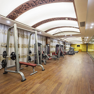 现代酒店的健身房图片