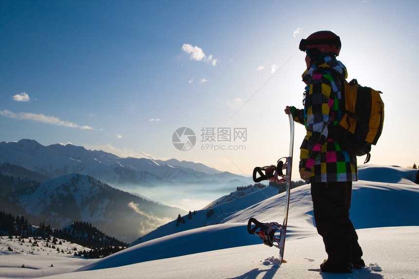 在瑞士Grindelwald的高雪山阿尔卑斯山背景上挂着头盔和眼镜图片