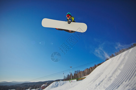 雪上滑雪的自由式者在冬季度假图片
