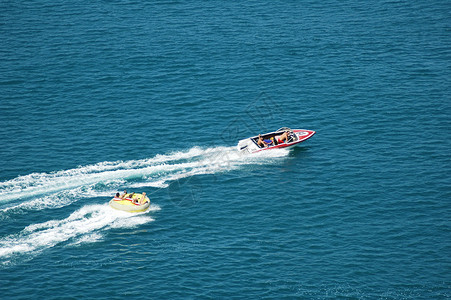 夏日海上机动船图片