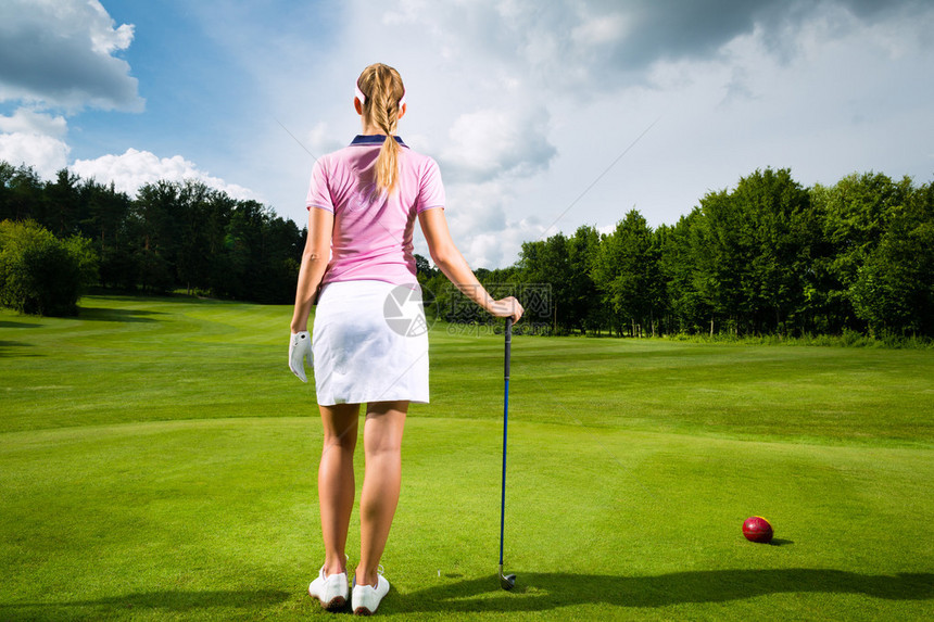 年轻女高尔夫球员在赛道上图片
