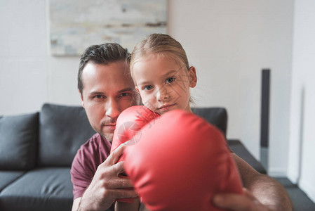父亲教女儿如何在家打拳图片