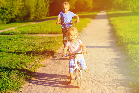 在夏季公园骑自行车参加儿童竞赛和体育比赛图片
