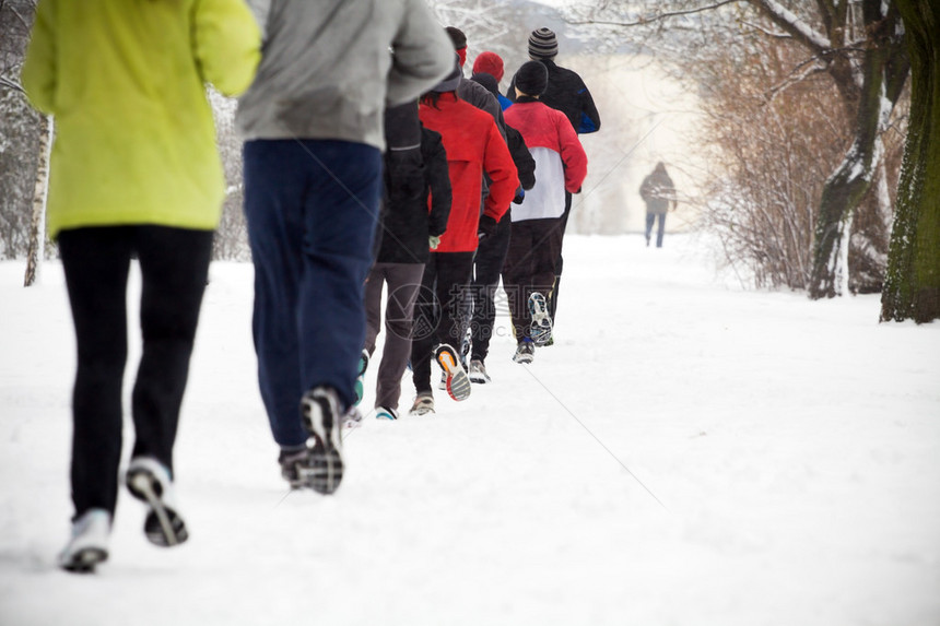 在下雪的冬天在公园跑步图片