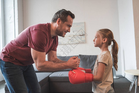 父亲在家教女儿拳击自卫课图片