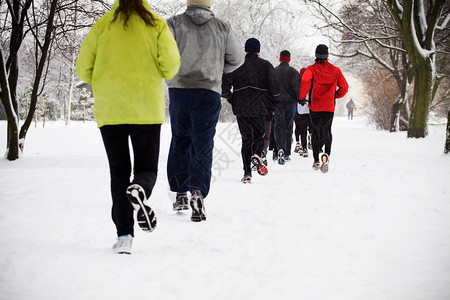 在雪冬的公园里跑图片