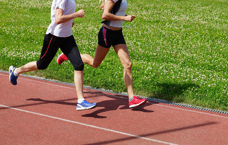 女运动员在运动场上跑图片