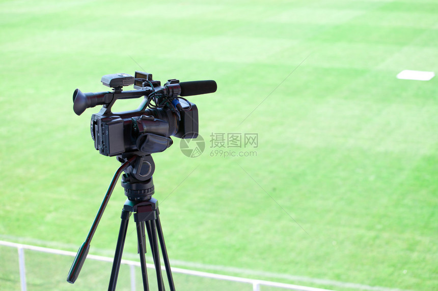 足球足球的电视摄像机图片