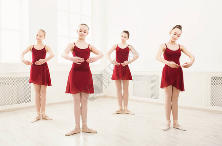 一群优雅漂亮的年轻芭蕾舞演员在表演前在课堂上练习编排的舞蹈背景图片