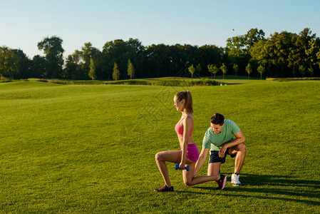 体育教练在户外与女孩一起健身街头健身自然运动健图片