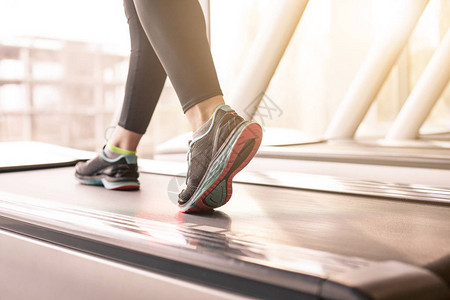 在健身房里跑的女子锻炼健身和健康生图片