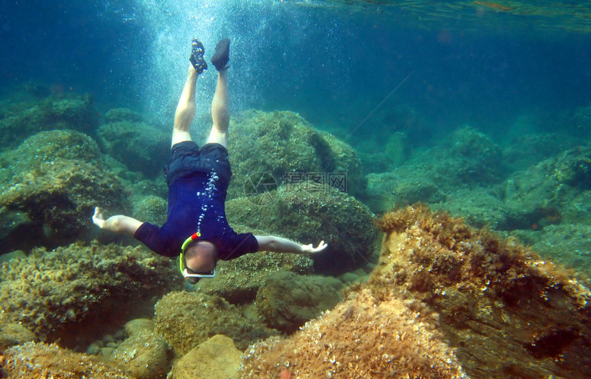水下自由潜水员图片