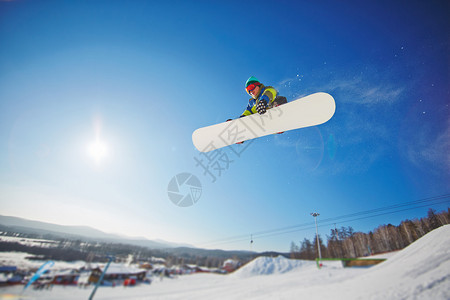 运动员在冬天在蓝天上滑雪图片