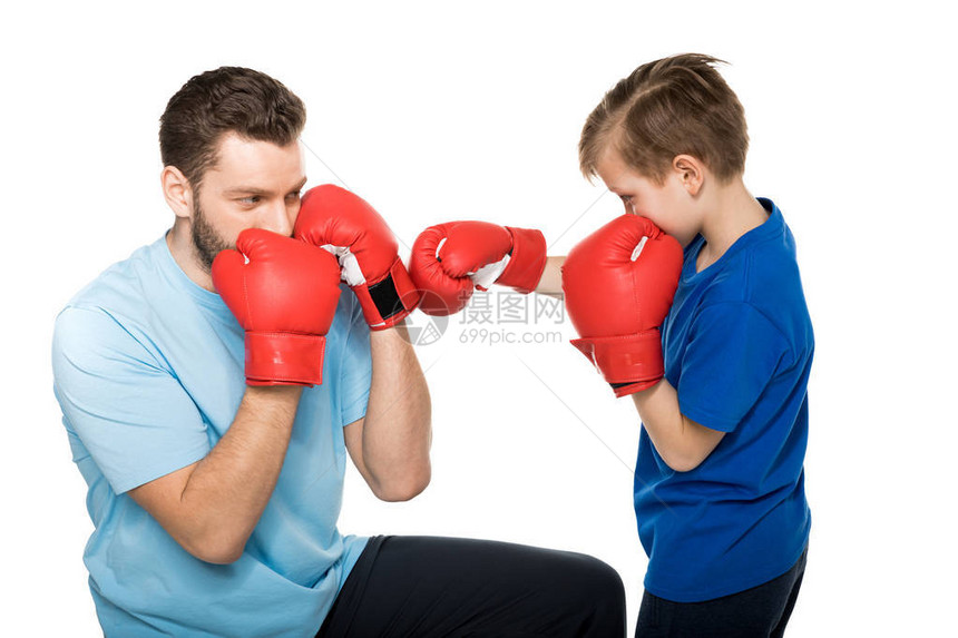 父亲快乐与儿子在拳击训练中图片