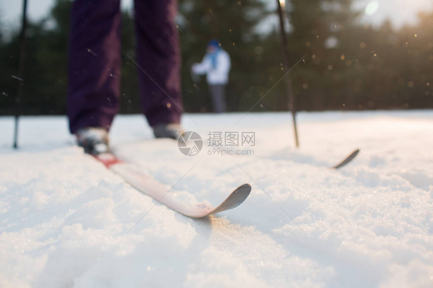 冬季体育活动期间滑雪者脚上的滑雪图片